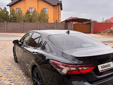 Toyota Camry 2022 года за 13 500 000 тг. в Актобе – фото 5