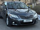 Toyota Camry 2010 года за 7 300 000 тг. в Шымкент – фото 2