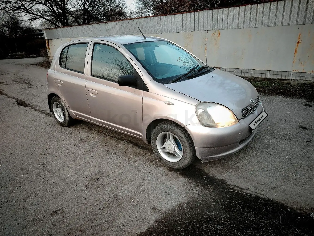 Toyota Vitz, 1999