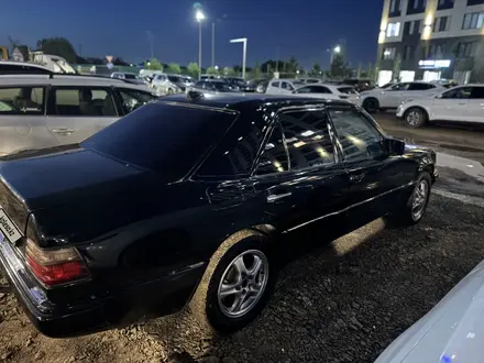 Mercedes-Benz E 260 1989 года за 1 100 000 тг. в Астана – фото 2