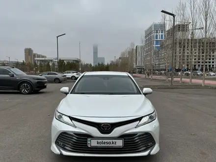 Toyota Camry 2018 года за 13 000 000 тг. в Астана – фото 2