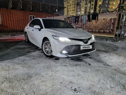 Toyota Camry 2018 года за 13 900 000 тг. в Алматы – фото 2