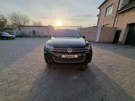 Volkswagen Touareg 2011 года за 12 000 000 тг. в Костанай