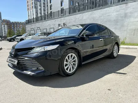 Toyota Camry 2019 года за 13 800 000 тг. в Астана – фото 2