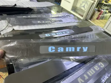 Накладки на пороги с подсветкой для Toyota Camry v40 за 10 000 тг. в Алматы – фото 2