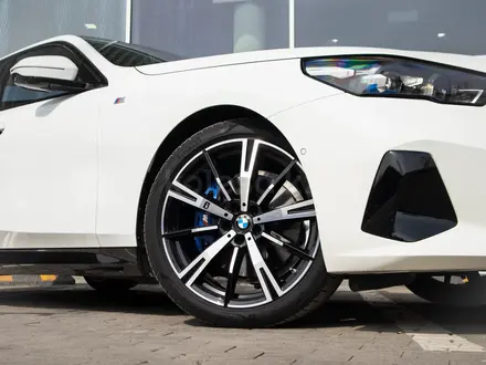 BMW 530 2024 года за 35 990 000 тг. в Алматы – фото 4