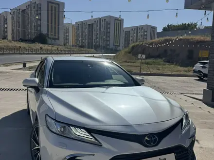 Toyota Camry 2022 года за 16 800 000 тг. в Шымкент – фото 2