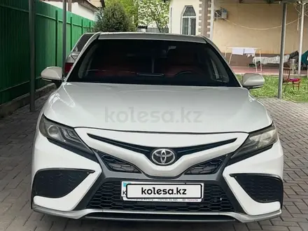 Toyota Camry 2021 года за 11 800 000 тг. в Алматы