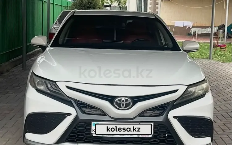 Toyota Camry 2021 года за 11 800 000 тг. в Алматы