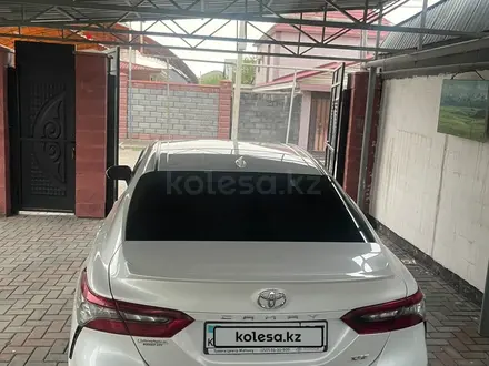 Toyota Camry 2021 года за 11 800 000 тг. в Алматы – фото 2