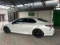 Toyota Camry 2021 года за 11 800 000 тг. в Алматы – фото 3