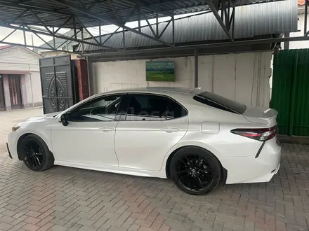 Toyota Camry 2021 года за 11 800 000 тг. в Алматы – фото 3