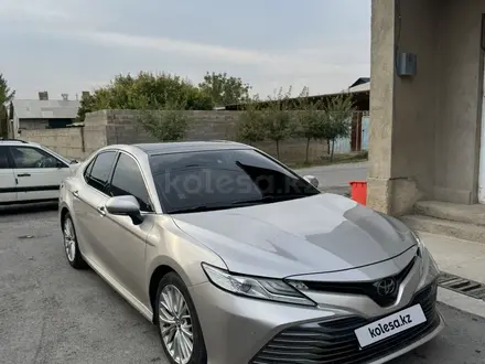 Toyota Camry 2018 года за 13 800 000 тг. в Шымкент – фото 2