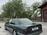 Mercedes-Benz E 220 1993 года за 2 500 000 тг. в Туркестан – фото 2
