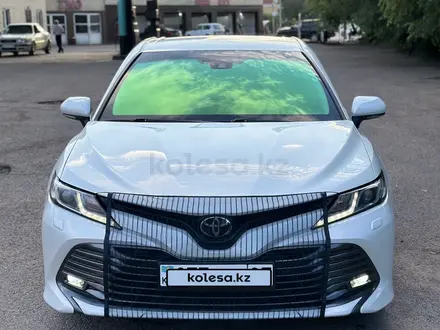 Toyota Camry 2019 года за 13 750 000 тг. в Алматы – фото 3