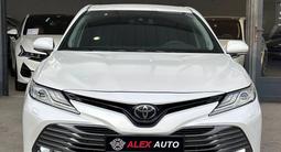 Toyota Camry 2020 года за 15 800 000 тг. в Шымкент – фото 2