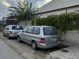 Kia Carnival 2003 года за 1 800 000 тг. в Шымкент – фото 3