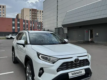 Toyota RAV4 2020 года за 15 000 000 тг. в Астана