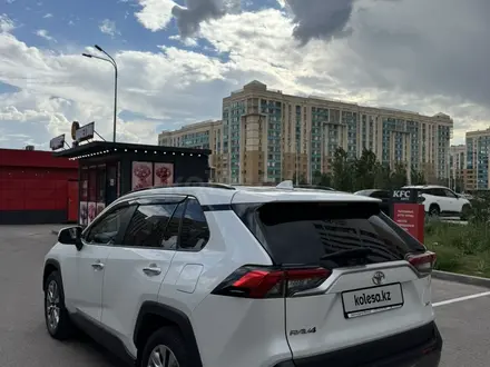 Toyota RAV4 2020 года за 15 000 000 тг. в Астана – фото 4