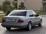 Mercedes-Benz E 220 1995 года за 3 300 000 тг. в Туркестан – фото 2