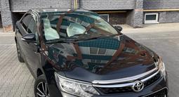 Toyota Camry 2017 года за 11 800 000 тг. в Актобе – фото 2