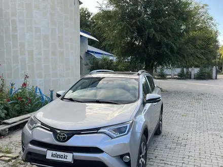 Toyota RAV4 2018 года за 9 100 000 тг. в Актобе – фото 3