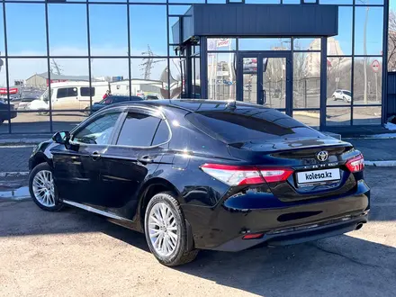 Toyota Camry 2020 года за 14 700 000 тг. в Уральск – фото 2