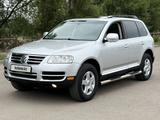 Volkswagen Touareg 2006 года за 6 100 000 тг. в Алматы – фото 2
