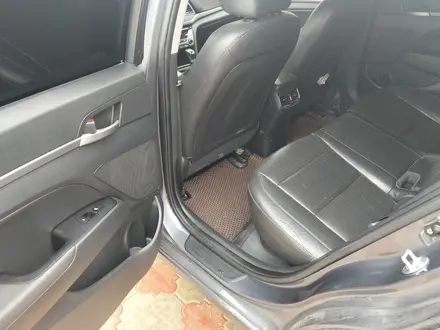 Hyundai Elantra 2018 года за 6 700 000 тг. в Актау – фото 5