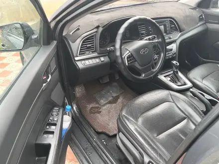 Hyundai Elantra 2018 года за 6 700 000 тг. в Актау – фото 6