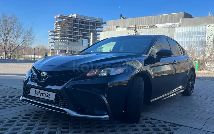 Toyota Camry 2022 года за 14 600 000 тг. в Алматы