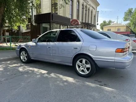 Toyota Camry 1998 года за 3 400 000 тг. в Алматы – фото 2