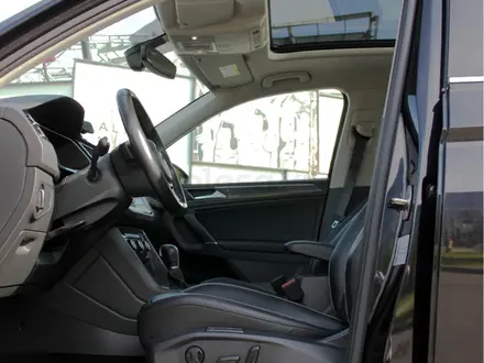 Volkswagen Tiguan 2018 года за 11 800 000 тг. в Алматы – фото 14