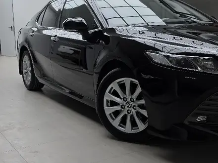 Toyota Camry 2021 года за 14 000 000 тг. в Актобе – фото 2