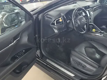 Toyota Camry 2021 года за 14 000 000 тг. в Актобе – фото 14