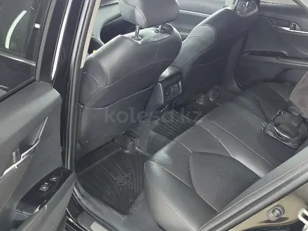 Toyota Camry 2021 года за 14 000 000 тг. в Актобе – фото 15