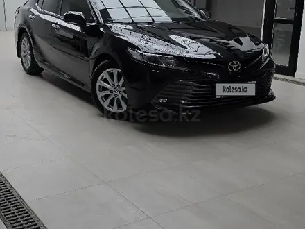 Toyota Camry 2021 года за 14 000 000 тг. в Актобе