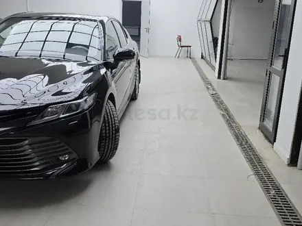 Toyota Camry 2021 года за 14 000 000 тг. в Актобе – фото 4