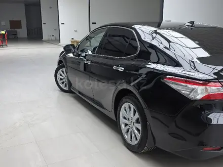 Toyota Camry 2021 года за 14 000 000 тг. в Актобе – фото 3