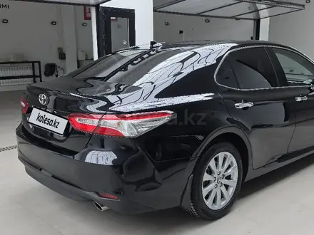 Toyota Camry 2021 года за 14 000 000 тг. в Актобе – фото 5