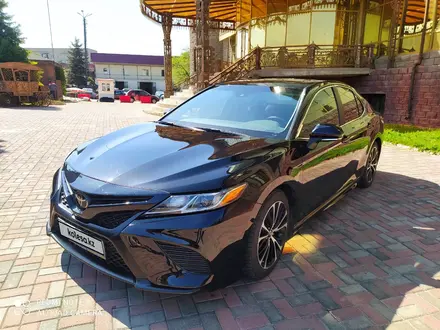 Toyota Camry 2018 года за 15 800 000 тг. в Алматы