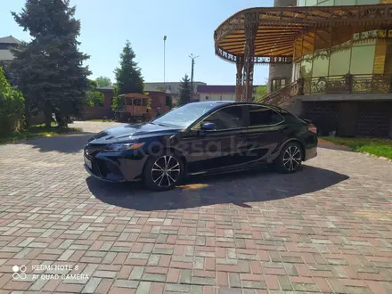 Toyota Camry 2018 года за 15 800 000 тг. в Алматы – фото 4