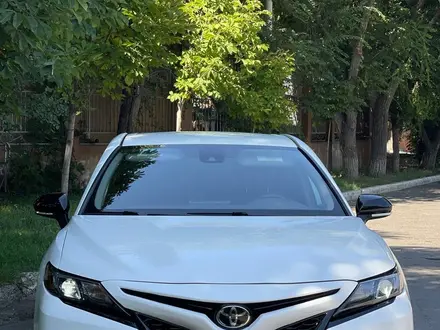 Toyota Camry 2021 года за 13 400 000 тг. в Тараз – фото 2