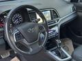 Hyundai Elantra 2017 годаfor7 850 000 тг. в Атырау – фото 15