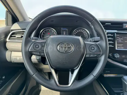 Toyota Camry 2021 года за 14 990 000 тг. в Алматы – фото 16