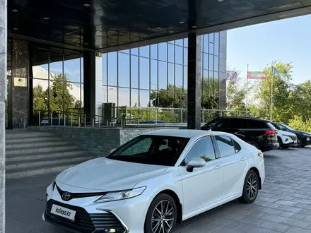 Toyota Camry 2021 года за 17 100 000 тг. в Шымкент