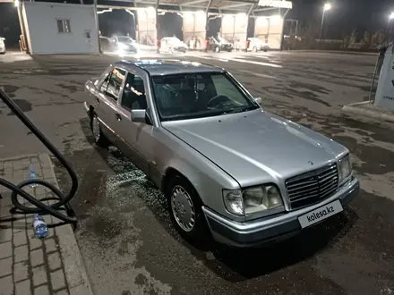 Mercedes-Benz E 200 1995 года за 1 800 000 тг. в Караганда – фото 2