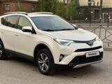 Toyota RAV4 2016 годаүшін12 200 000 тг. в Астана – фото 2