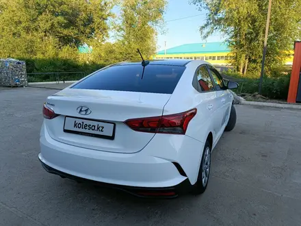 Hyundai Solaris 2022 года за 8 300 000 тг. в Уральск – фото 2