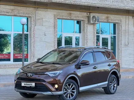 Toyota RAV4 2017 года за 9 200 000 тг. в Актау